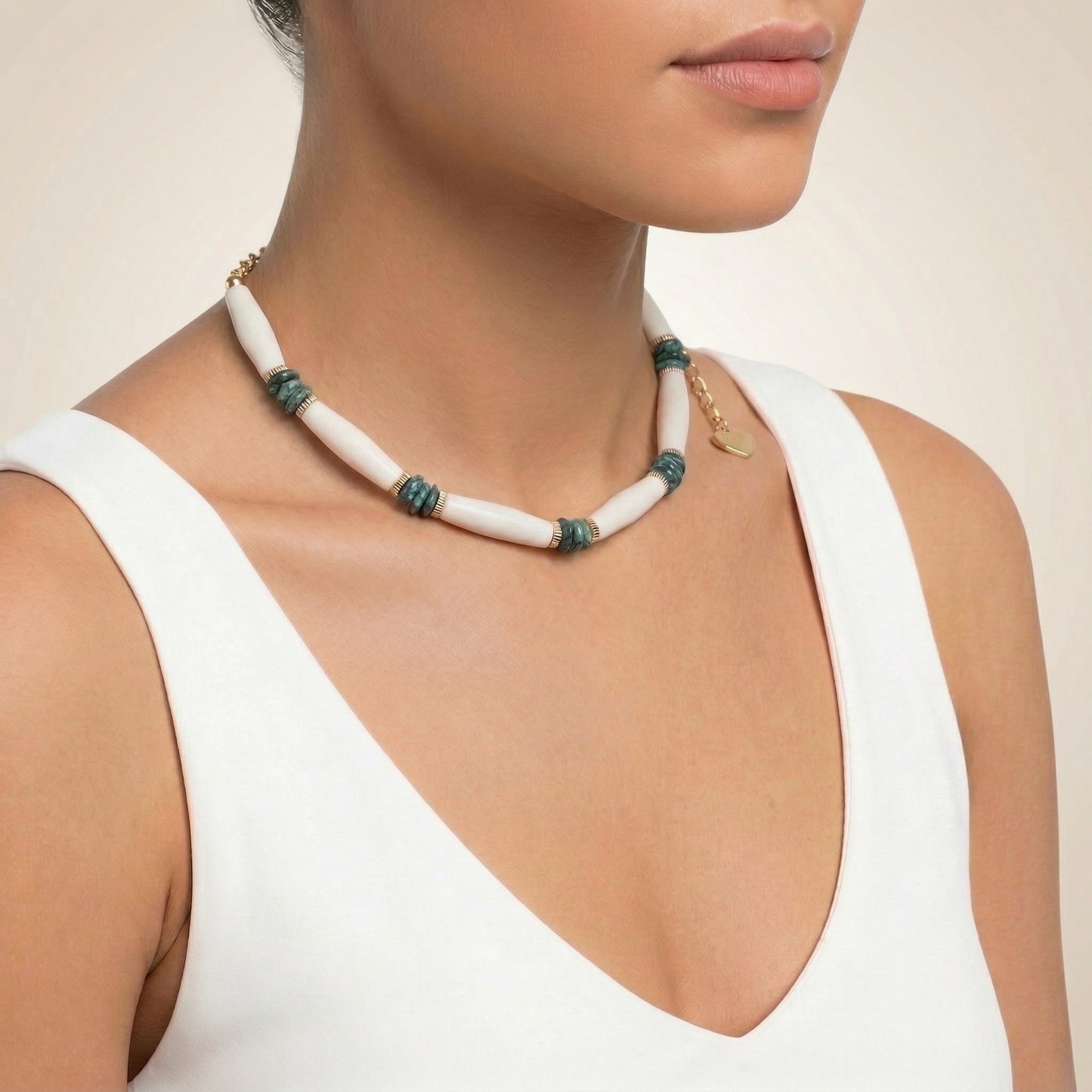 Détails perles turquoise africiane et os sculpté collier artisanal - atelier Jagg