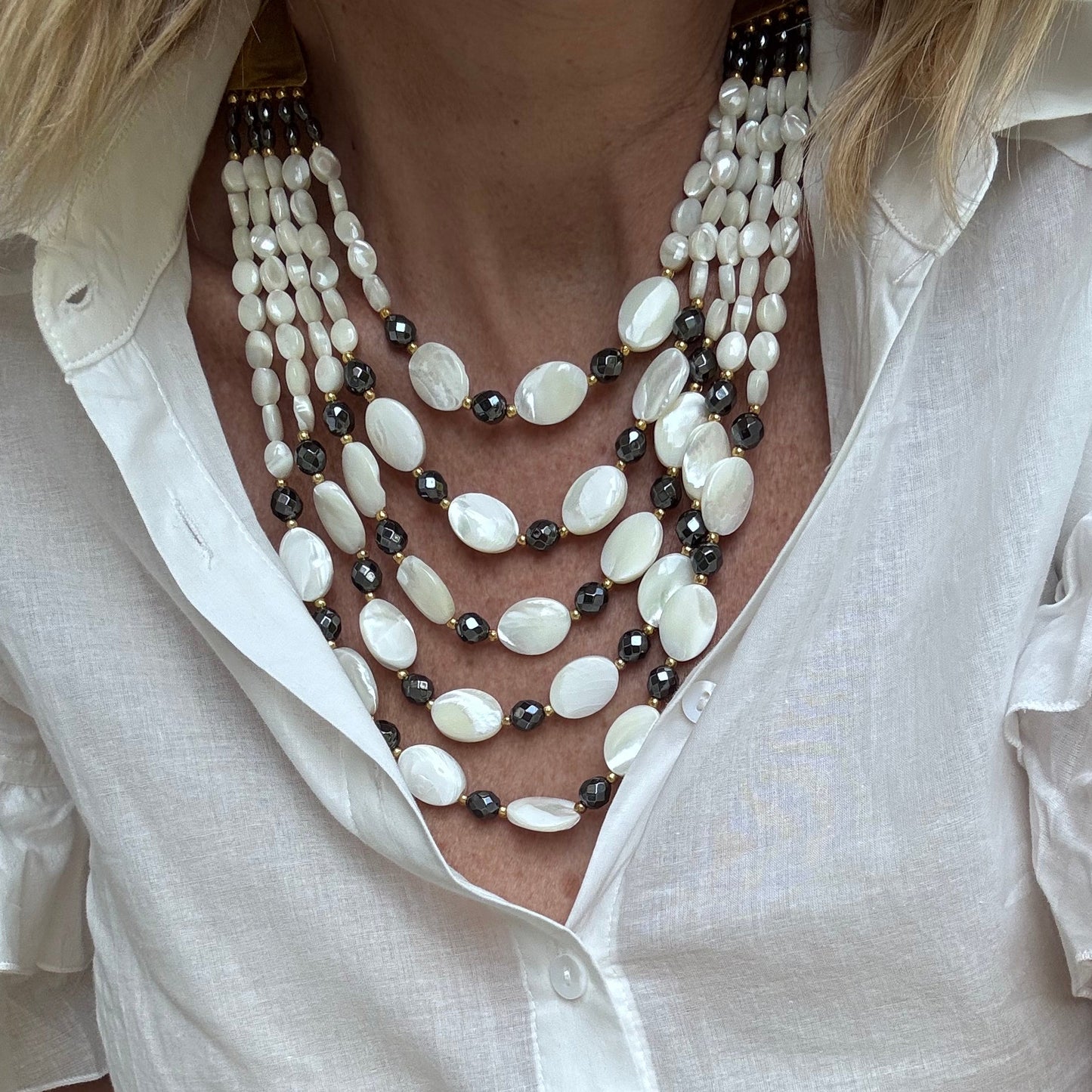 Collier nacre multi-rangs porté — bijou femme ethnique chic bohème