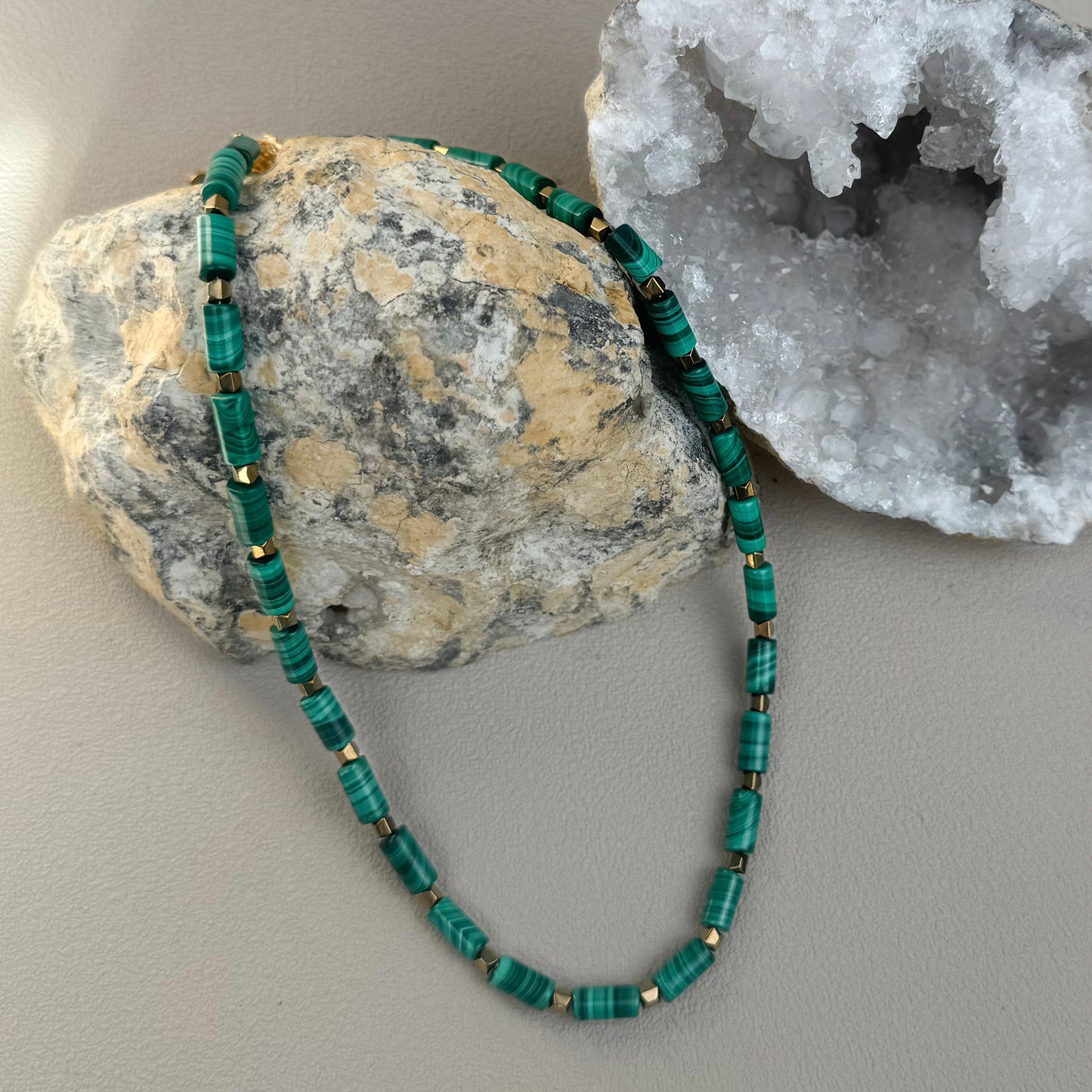Collier en malachite tube