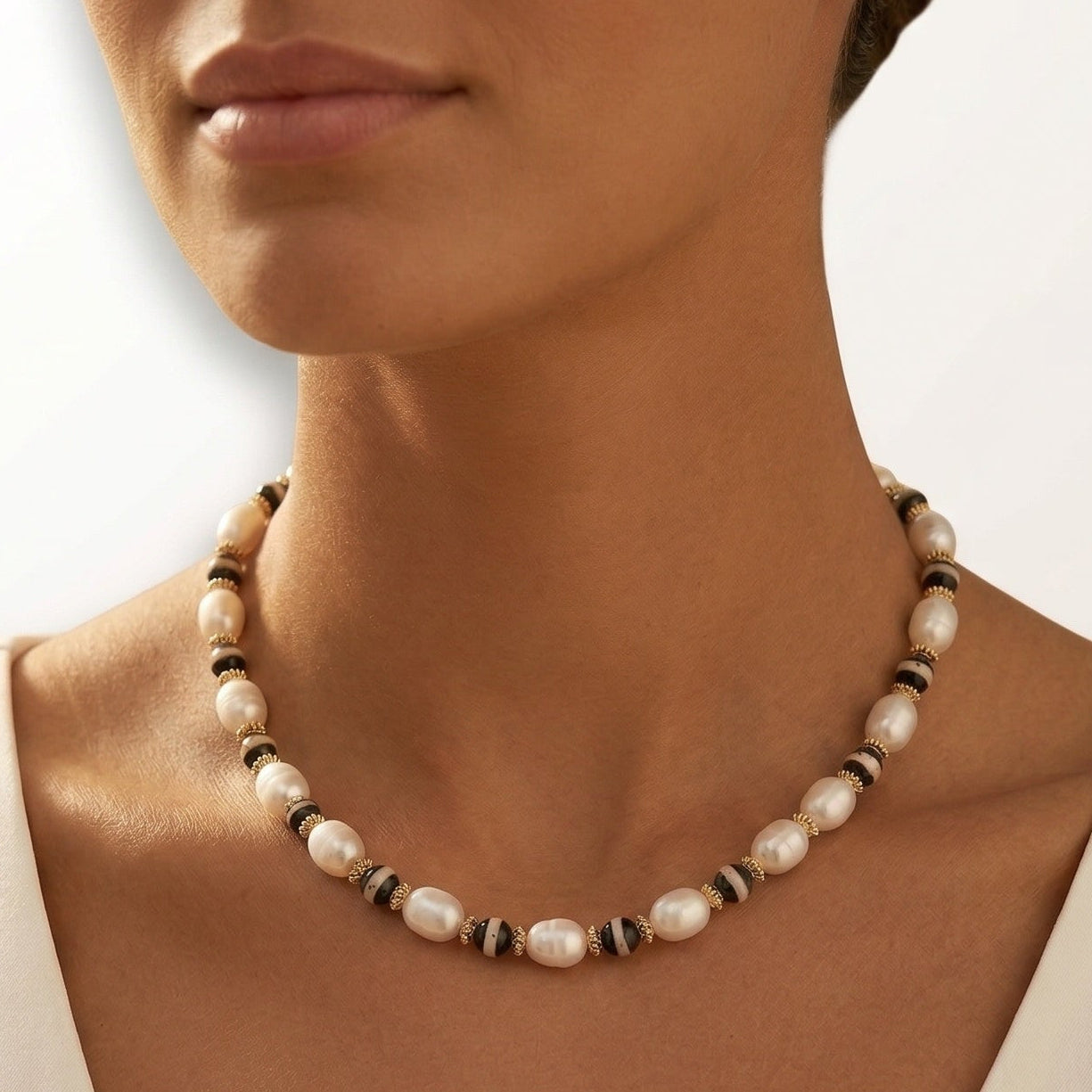 Collier Abigail porté — ras de cou perles de culture ethnique chic Atelier JAGG