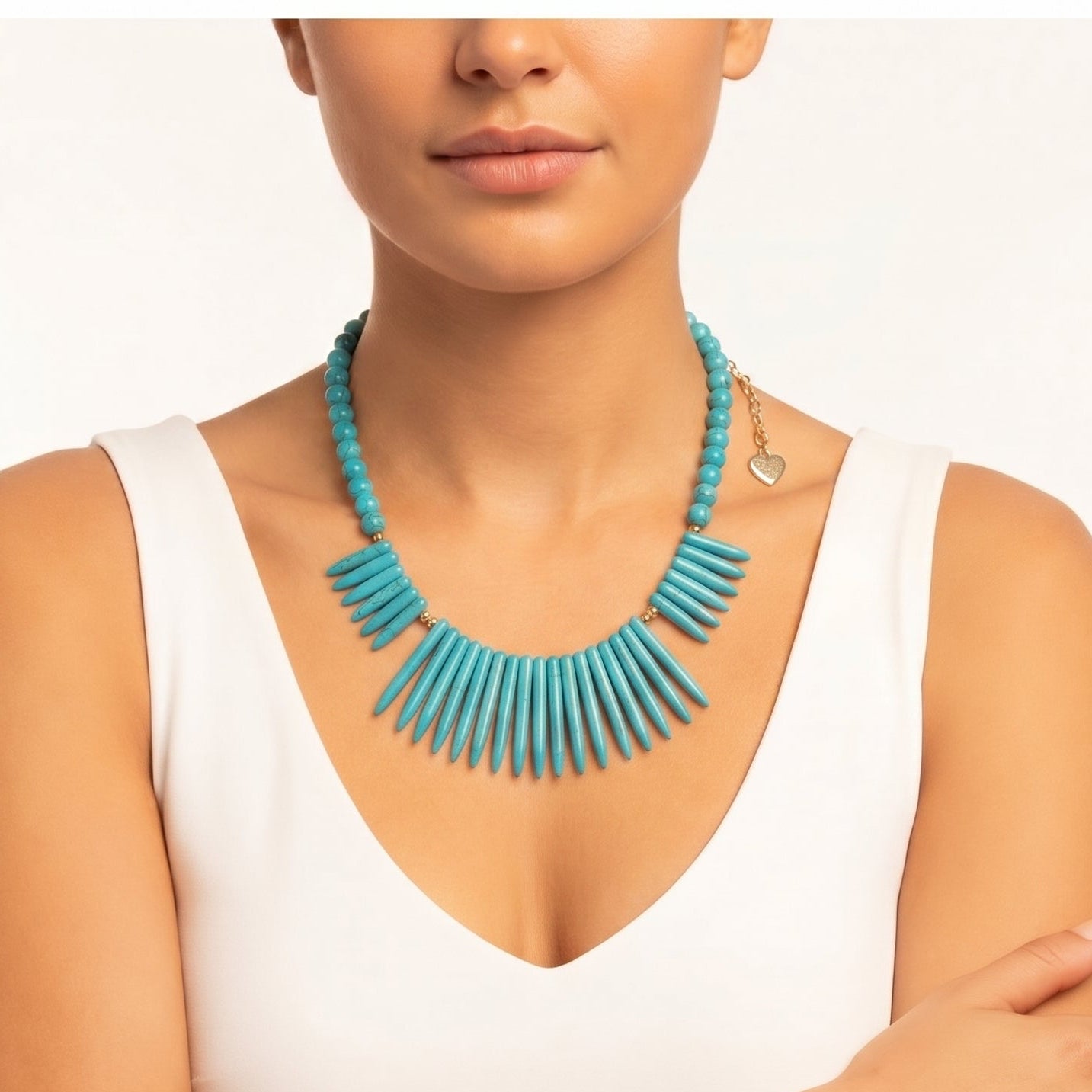 Détail perles turquoises collier artisanal esprit amérindien, pierres naturelles