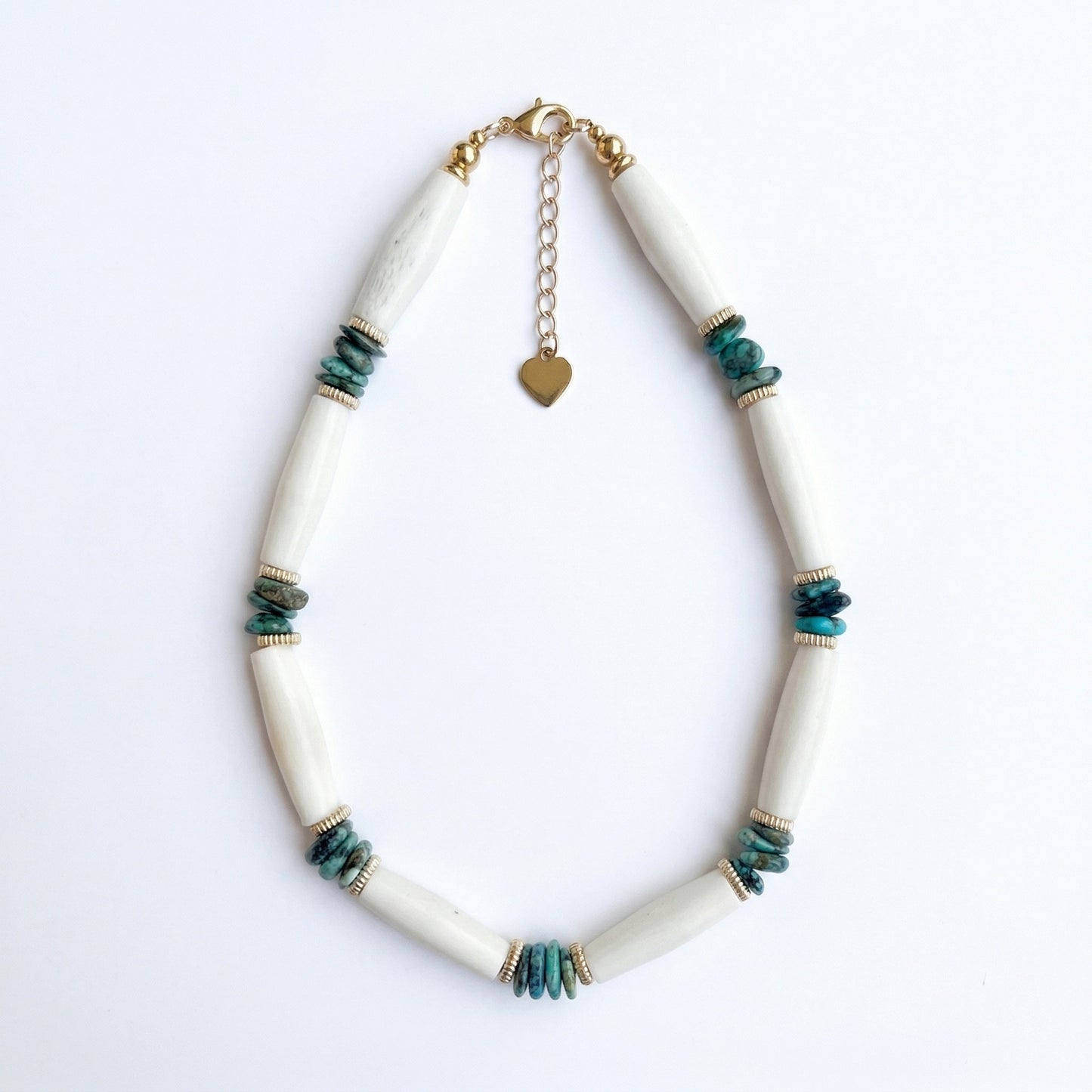 Collier ras de cou perles turquoise africaine et os sculpté - Atelier JAgg