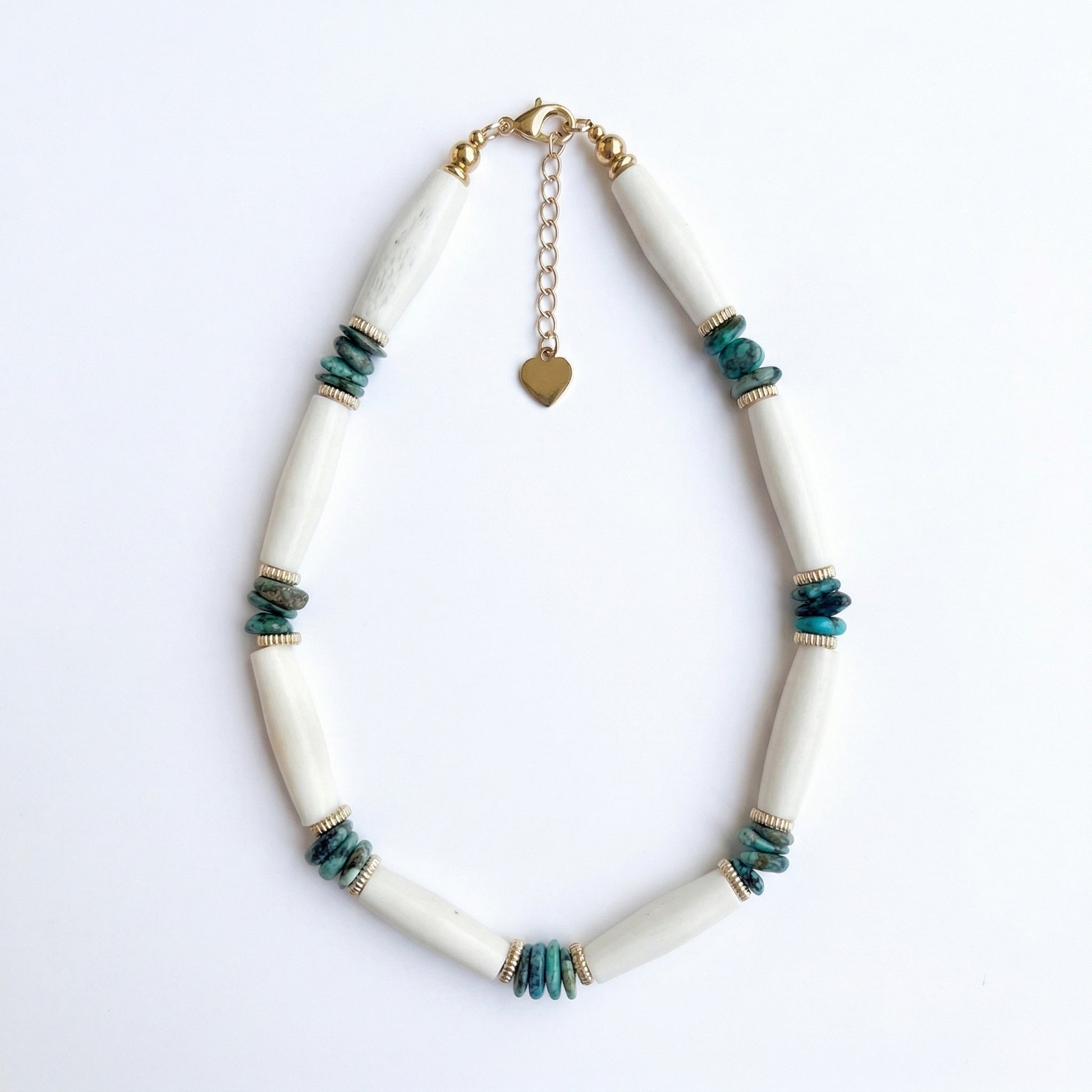 Collier ras de cou perles turquoise africaine et os sculpté - Atelier JAgg
