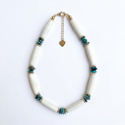 Collier ras de cou perles turquoise africaine et os sculpté - Atelier JAgg