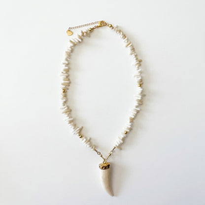 Collier Wakanda corail blanc et pendentif corne résine — Atelier JAGG