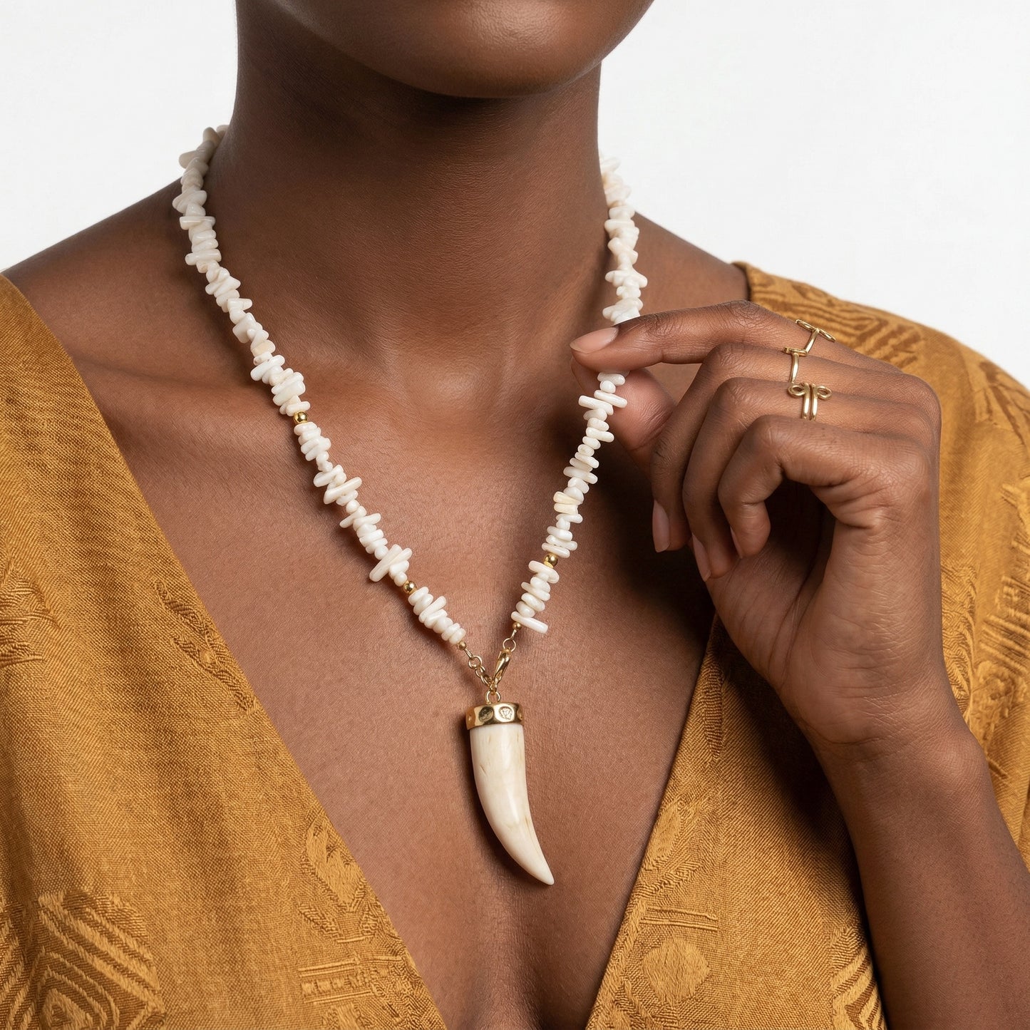 Collier Wakanda porté — bijou ethnique chic africain laiton doré Atelier JAGG