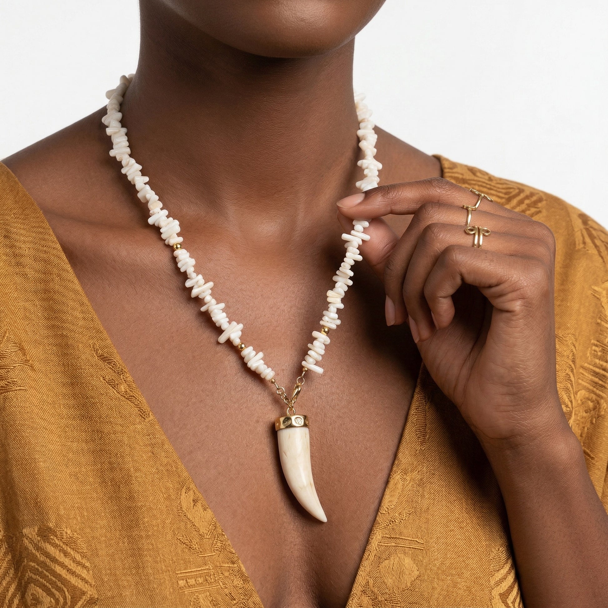Collier Wakanda porté — bijou ethnique chic africain laiton doré Atelier JAGG